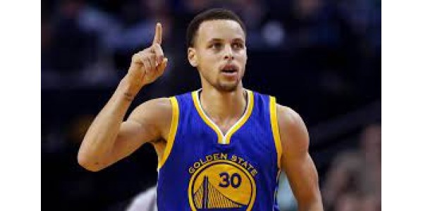 Curry se ha visto reducido a actuar solo Curry se ha visto reducido a actuar solo